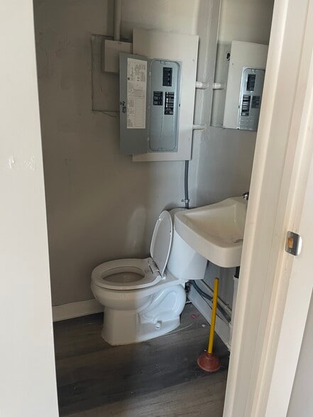 More Photos Of 4113-4117 Barrancas Ave, Pensacola Storefront For Lease