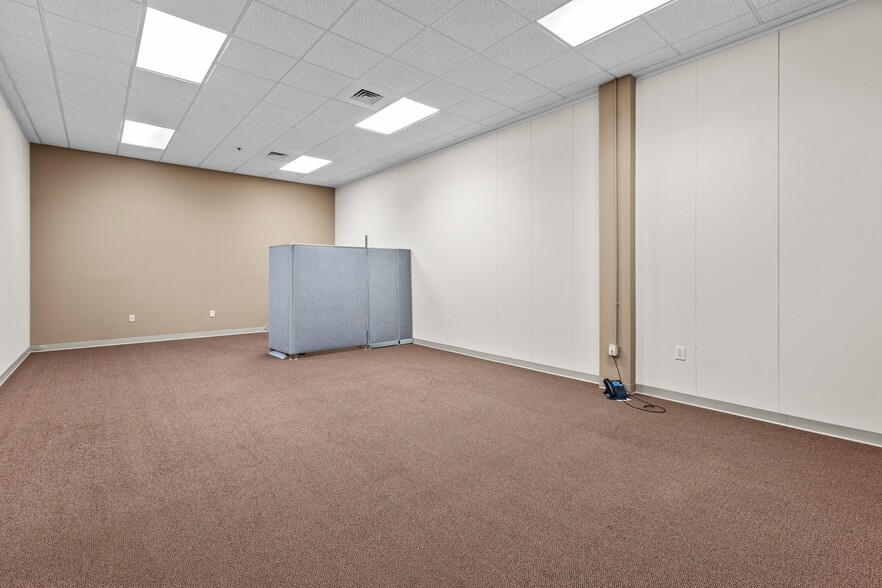 More Photos Of 327 N Queen St, Kinston Office For Sale