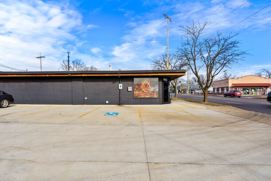 More Photos Of 5914 Troost Ave, Kansas City Flex For Lease