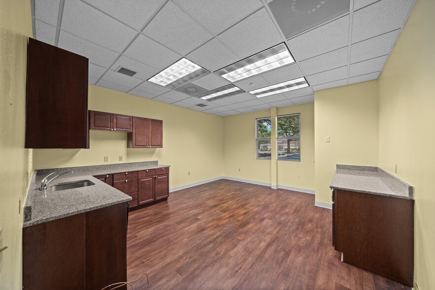 More Photos Of 5885 Central Ave, Saint Petersburg Office For Lease