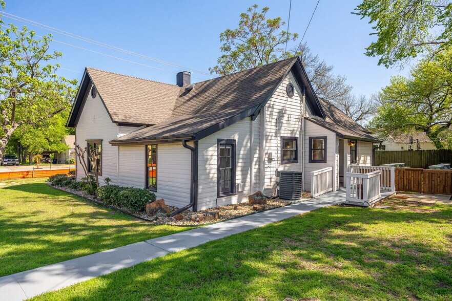 More Photos Of 148 Elm St, Keller Freestanding For Sale