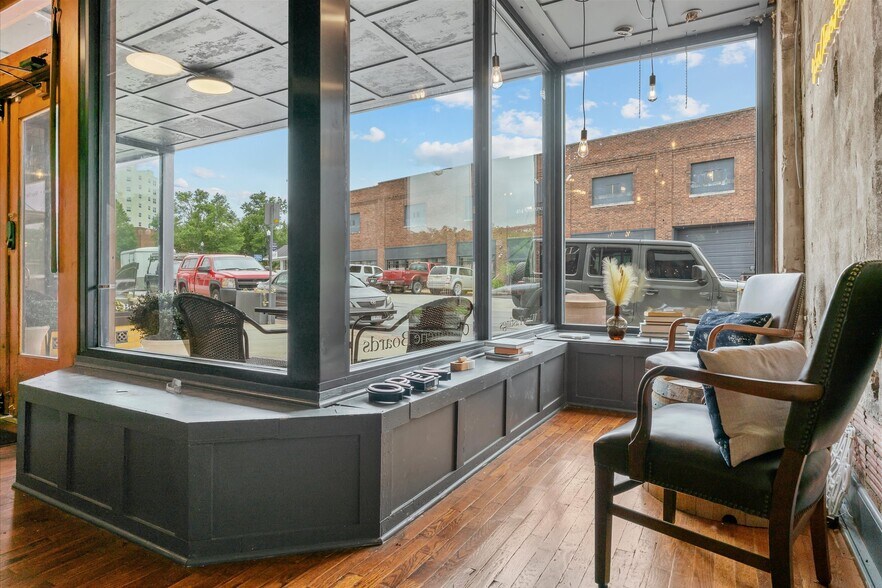 More Photos Of 415 S Thompson Ave, Excelsior Springs Bar For Sale