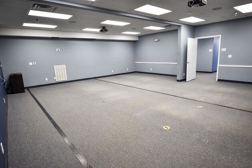 More Photos Of 214 Industrial Park Dr, Soddy-Daisy Manufacturing For Lease