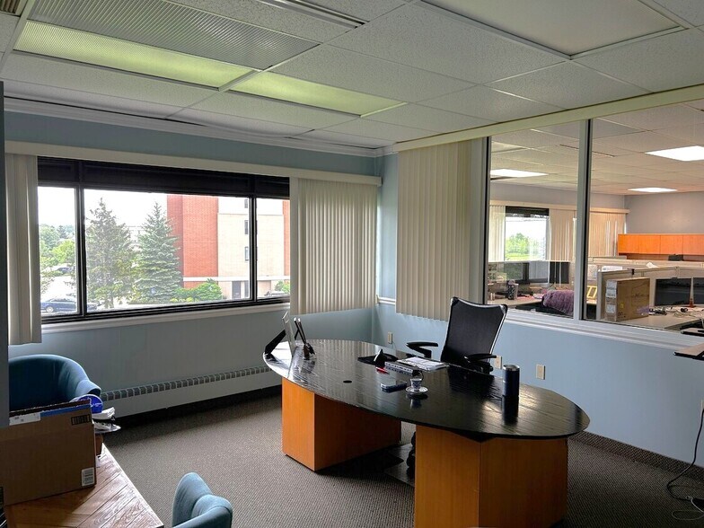 More Photos Of 6001 Cochran Rd, Solon Medical For Lease