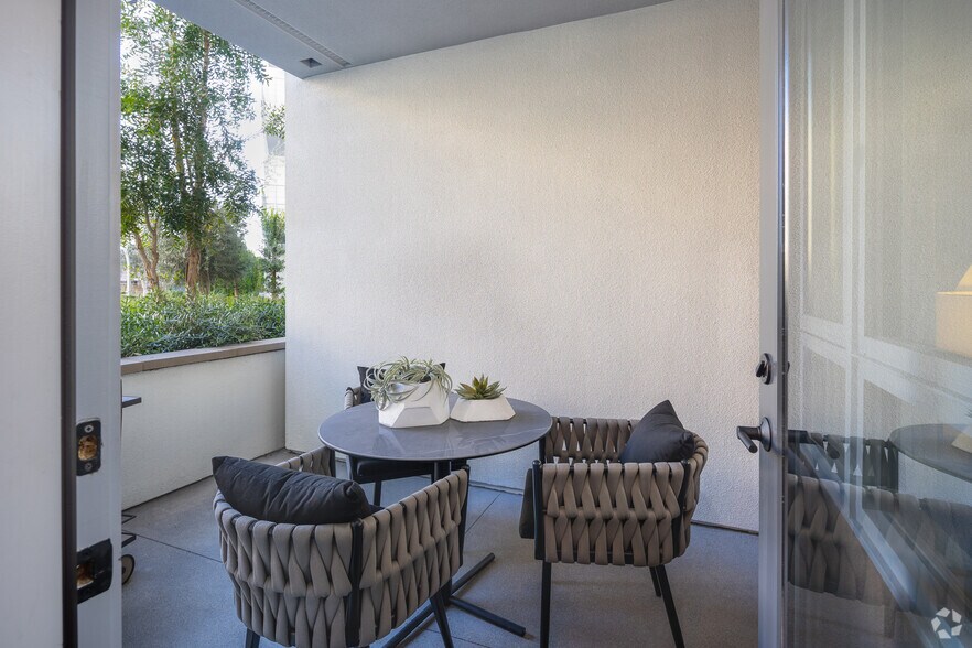 More Photos Of 585 Anton Blvd, Costa Mesa Apartments For Lease