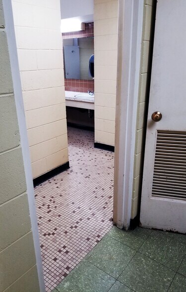 More Photos Of 49 Public Sq, Shelbyville Office For Sale