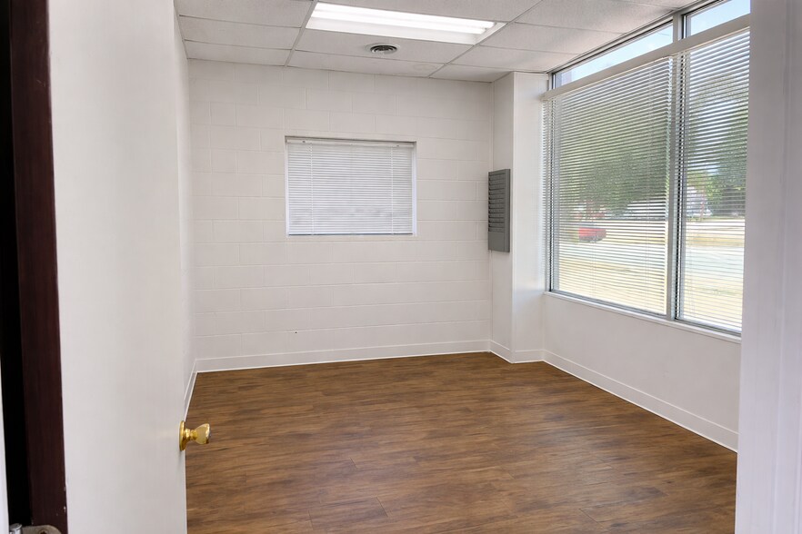 More Photos Of 113 Sayre St, Anderson Flex For Lease