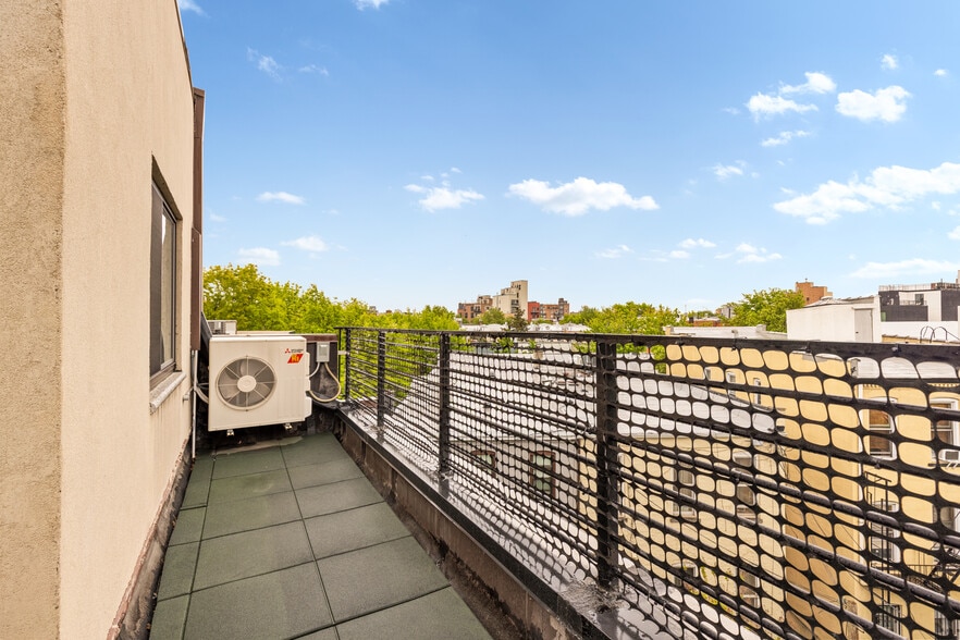 More Photos Of 158 Newton St, Brooklyn Apartments For Sale