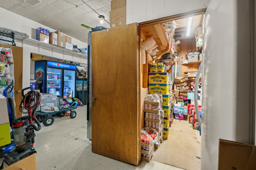 More Photos Of 412 Main St SW, Ronan Sports And Entertainment For Sale