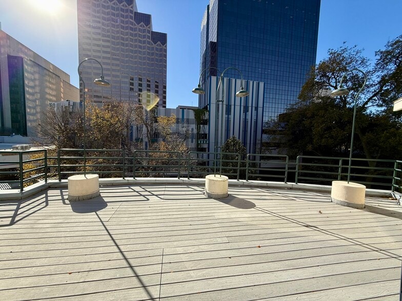 More Photos Of 1020 Navarro St, San Antonio General Retail For Lease