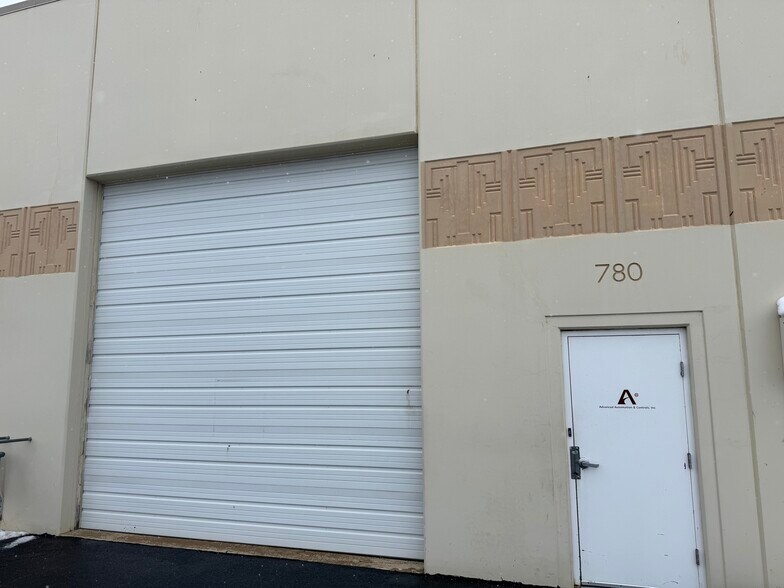 Primary Photo Of 780 Ridgeview Dr, Mchenry Flex For Sale