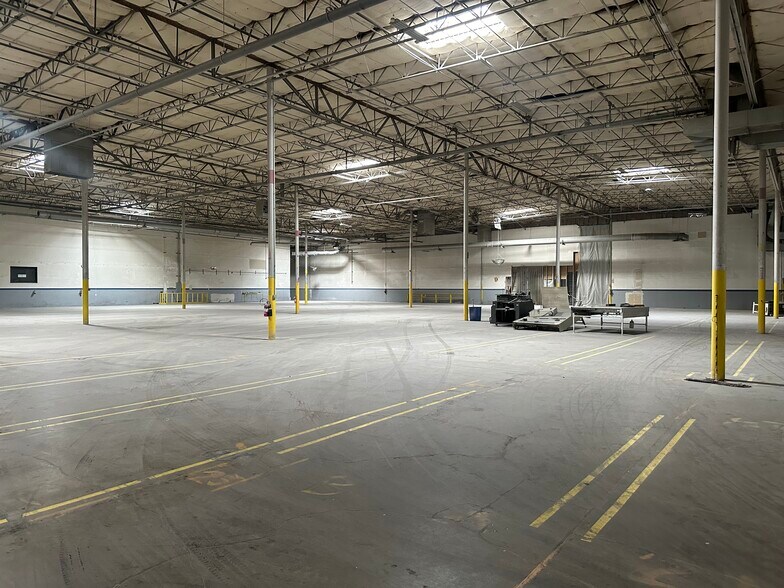 More Photos Of 2323 McDaniel Dr, Carrollton Distribution For Lease