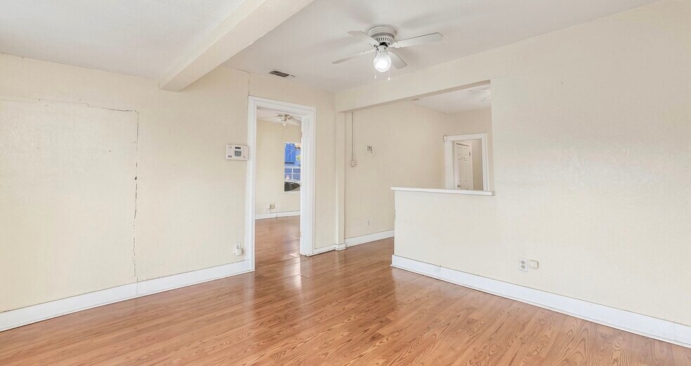 More Photos Of 1121 W Hildebrand Ave, San Antonio General Retail For Sale