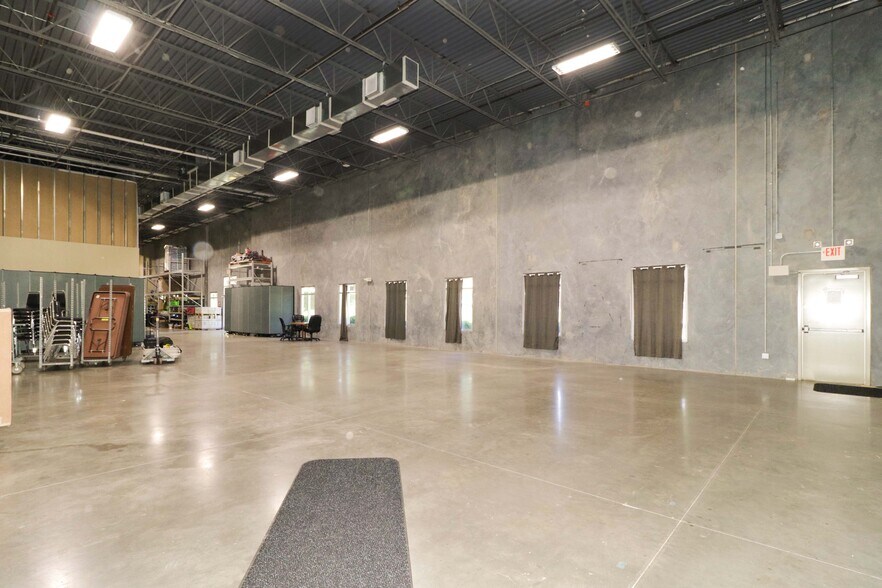 More Photos Of 160 Cedar Pointe Dr, Mooresville Flex For Sale