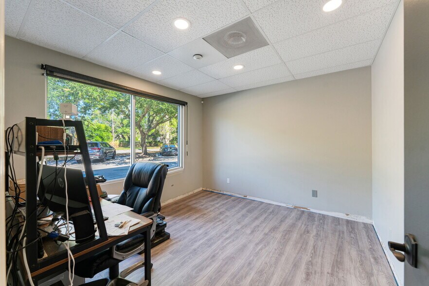 More Photos Of 2427 Porter Lake Dr, Sarasota Flex For Sale