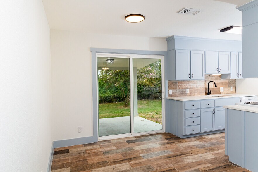 More Photos Of 811 Matchett St, Brenham Apartments For Sale