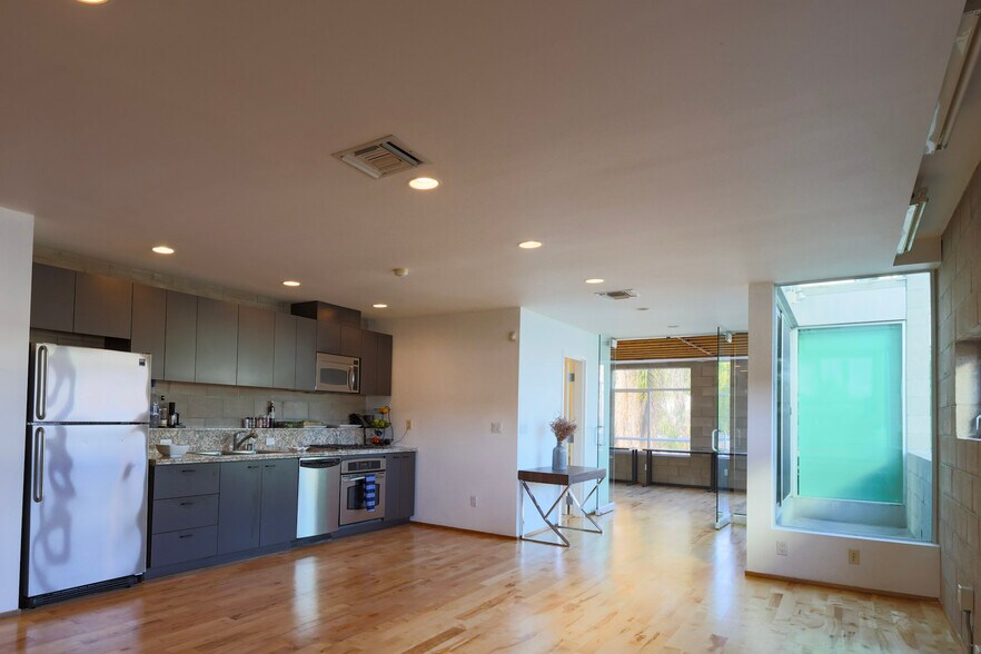 More Photos Of 6615-6621 Melrose Ave, Los Angeles Loft Creative Space For Lease