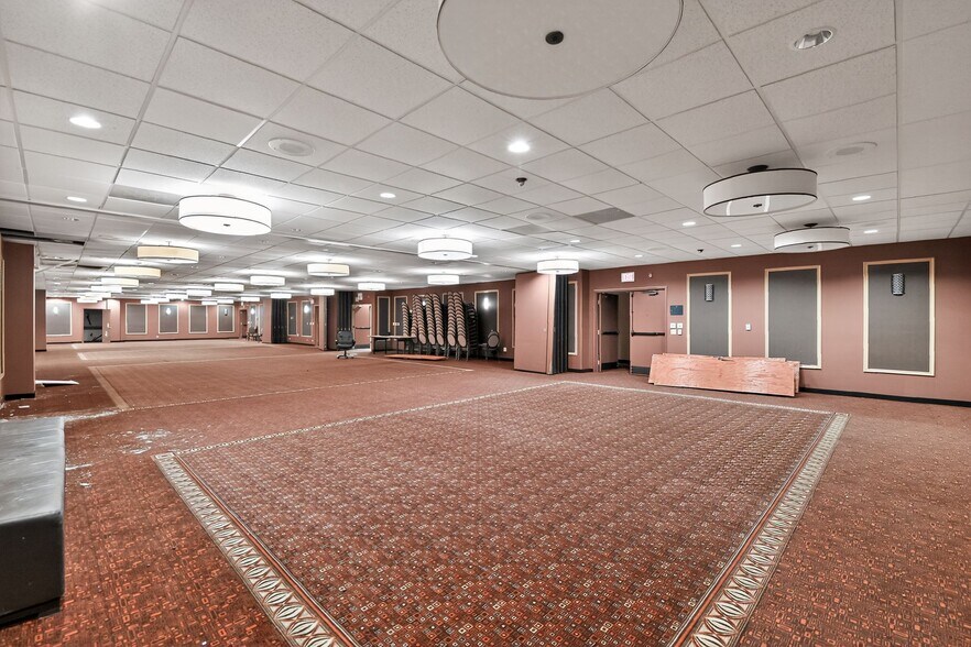 More Photos Of 1550 E Dundee Rd, Palatine Hotel For Sale