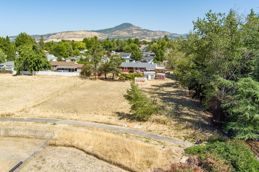 More Photos Of 1215 Covina Ave, Medford Land For Lease