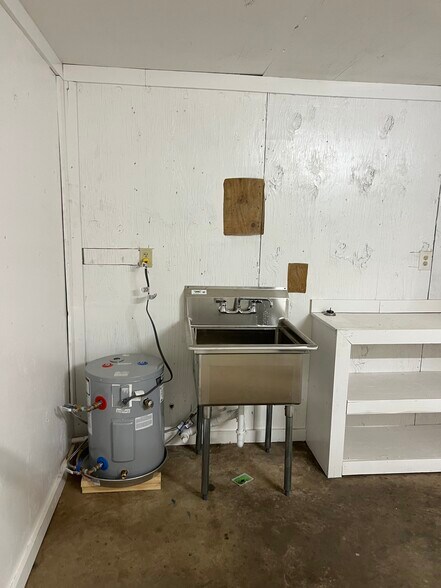 More Photos Of 15503 TX-110, Whitehouse Warehouse For Lease