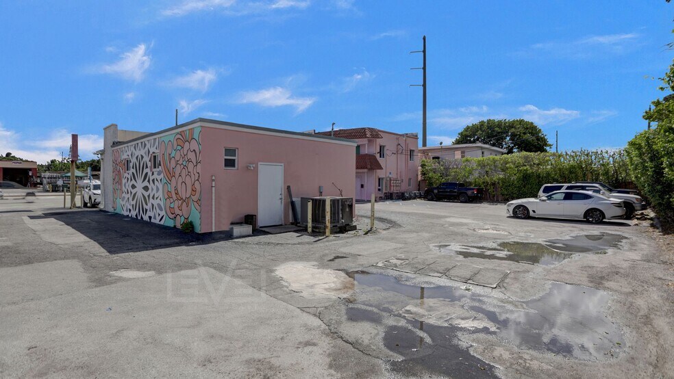 More Photos Of 321 NE 44th St, Fort Lauderdale Freestanding For Lease