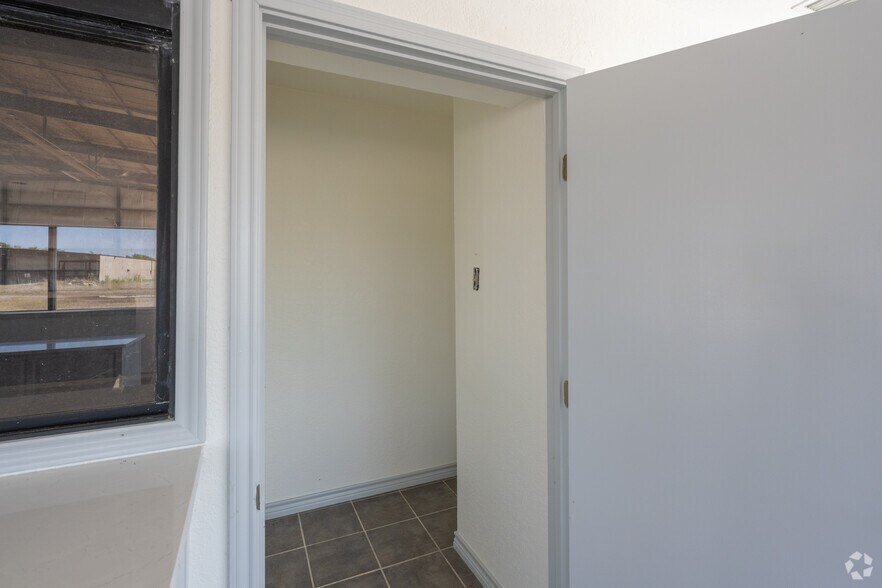 More Photos Of 705 Industrial Loop, Breckenridge Manufacturing For Lease