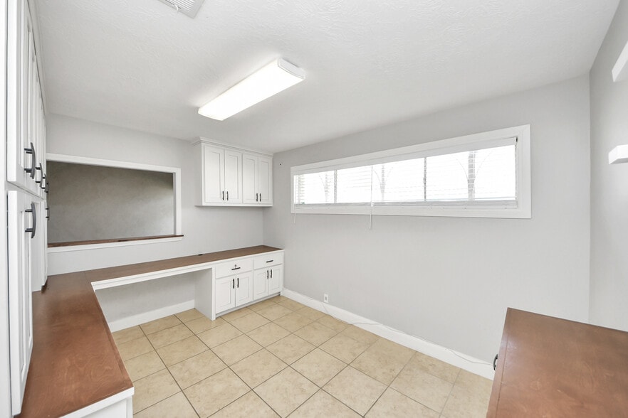 More Photos Of 2001 John St, Pasadena Office For Sale