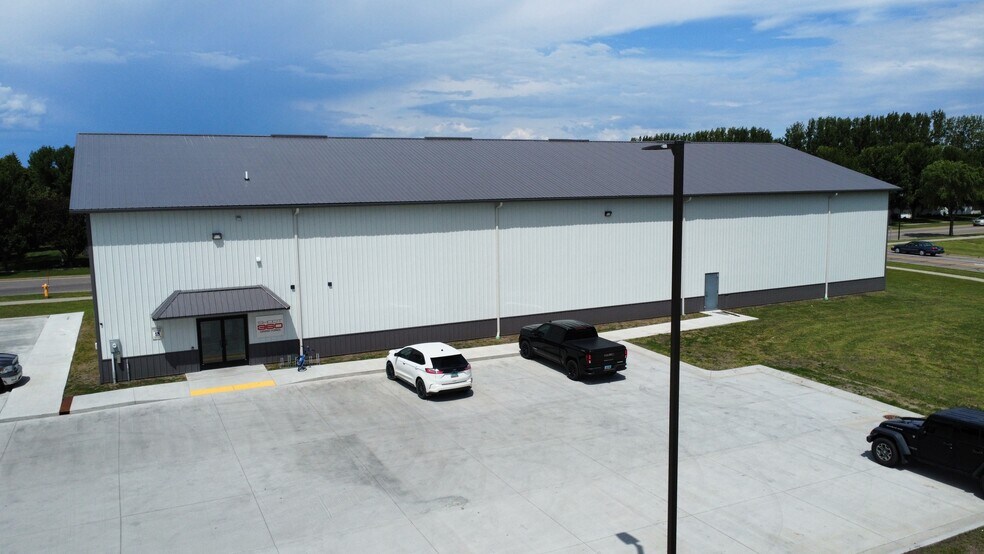 More Photos Of 1155 40th Ave S, Grand Forks Sports And Entertainment For Sale