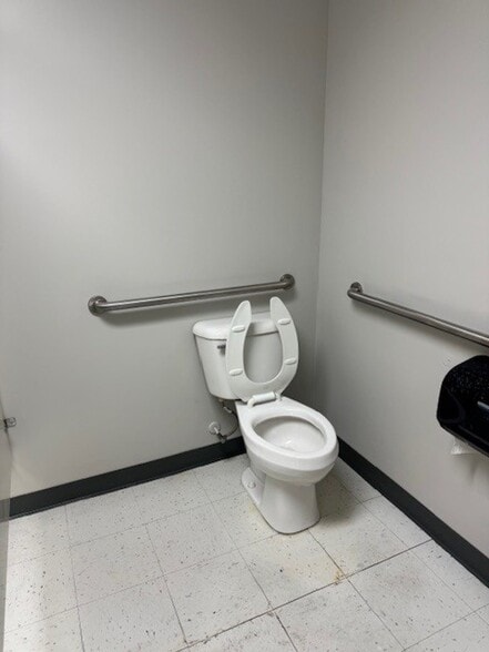 More Photos Of 404 Chicago Dr, Fayetteville Flex For Lease