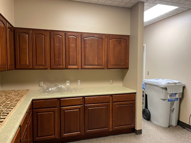 More Photos Of 909 E Republic Rd, Springfield Office For Lease