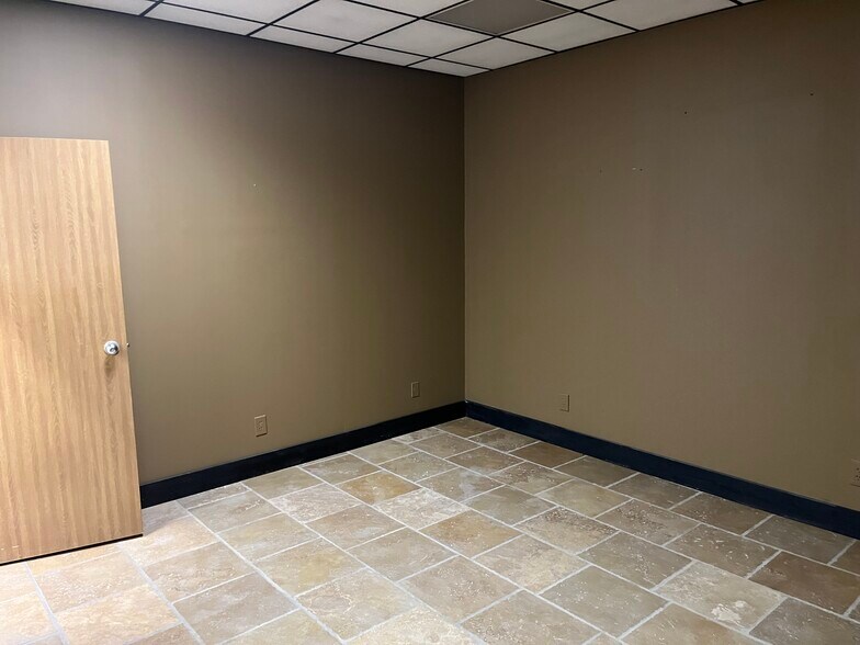 More Photos Of 1115 Lawrence Dr, Columbus Warehouse For Lease
