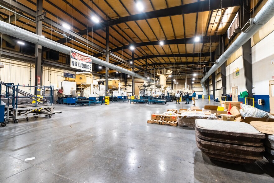 More Photos Of 9533 Commission Dr, Mascot Manufacturing For Lease