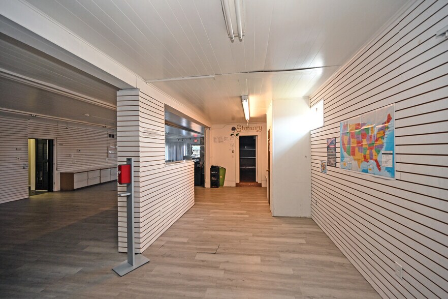 More Photos Of 6999 Colerain Ave, Cincinnati Storefront Retail Office For Lease