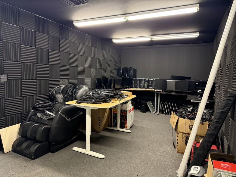 More Photos Of 7700-7704 Kester Ave, Van Nuys Warehouse For Lease