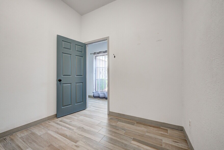 More Photos Of 7917 N May Ave, Oklahoma City Freestanding For Sale