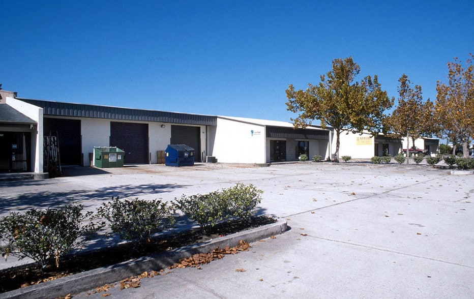 More Photos Of 416 Commerce Way, Longwood Manufacturing For Lease