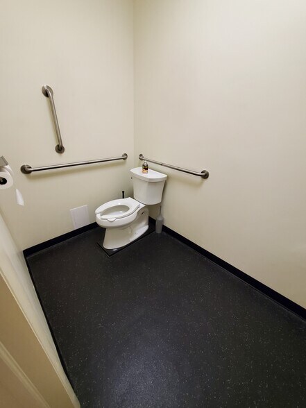 More Photos Of 885-893 Hempstead Tpke, Franklin Square Storefront For Lease