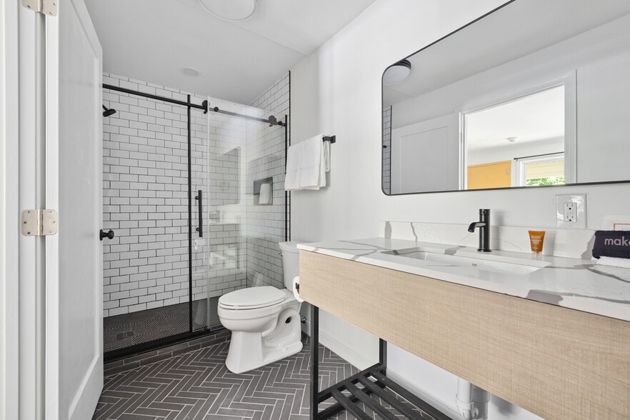 More Photos Of 337 Commercial St, Rockport Hotel For Sale