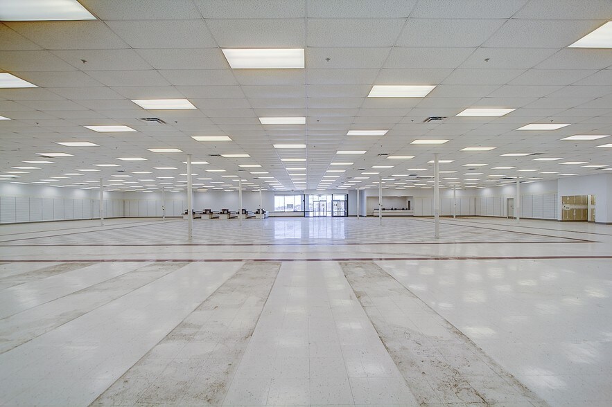 More Photos Of 8615-8665 W Brown Deer Rd, Milwaukee General Retail For Lease