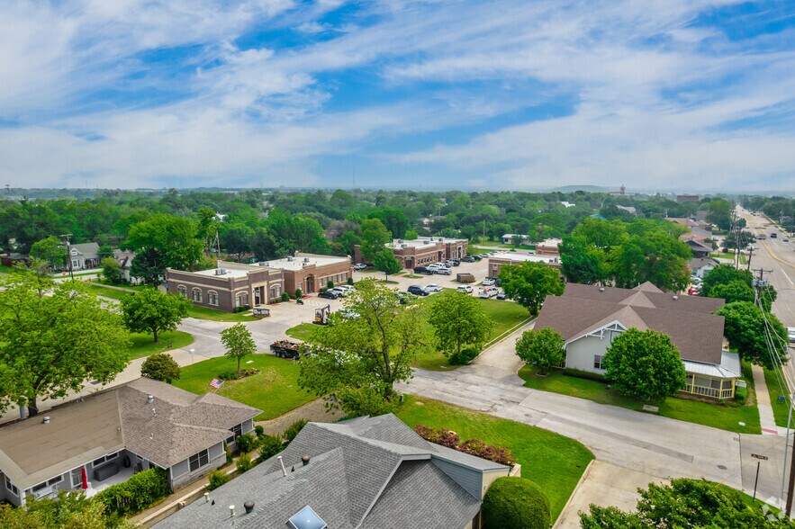 More Photos Of 118 Lynn Ave, Lewisville Office For Sale