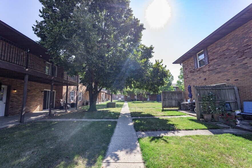 More Photos Of 2111 W Frederick Dr, Marion Apartments For Sale