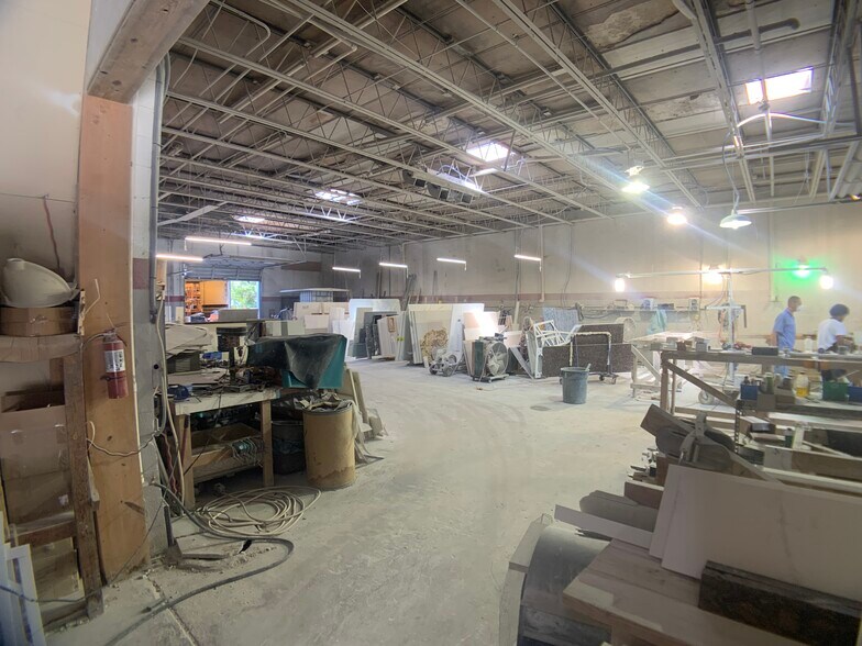 More Photos Of 3199 22nd Ave N, Saint Petersburg Showroom For Lease