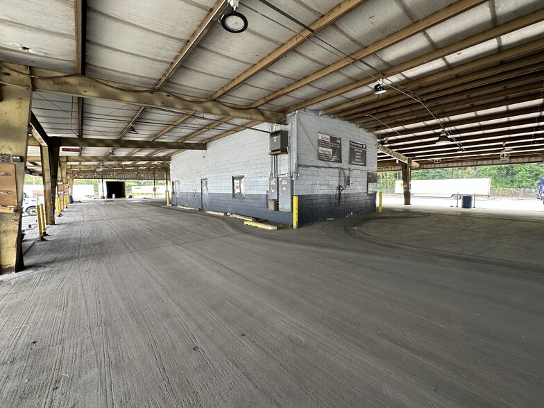 Primary Photo Of 1212 Hilton Rd, Knoxville Truck Terminal For Sale