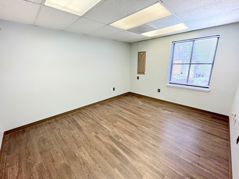 More Photos Of 1342-1360 Old Bridge Rd, Woodbridge Medical For Lease