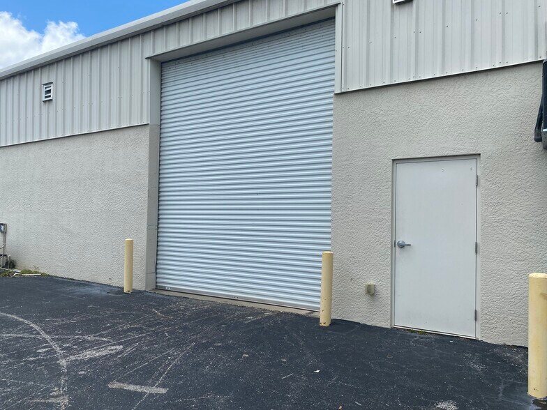 More Photos Of 2047-2071 Global Ct, Sarasota Warehouse For Lease