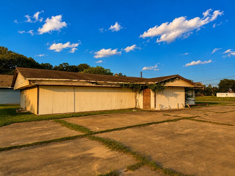 More Photos Of 4206 2nd 1/2 St, Brookshire Office For Sale