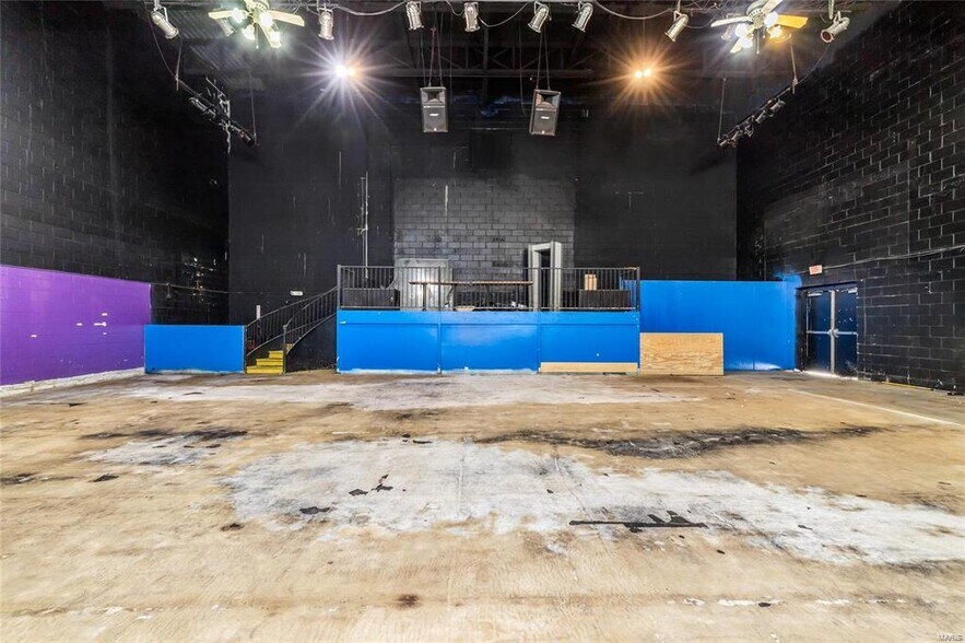 More Photos Of 512 Old Route 66, Saint Robert Showroom For Sale