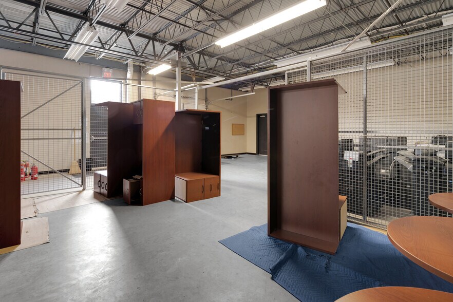 More Photos Of 2600 Stanley Gault Pky, Louisville Light Manufacturing For Lease