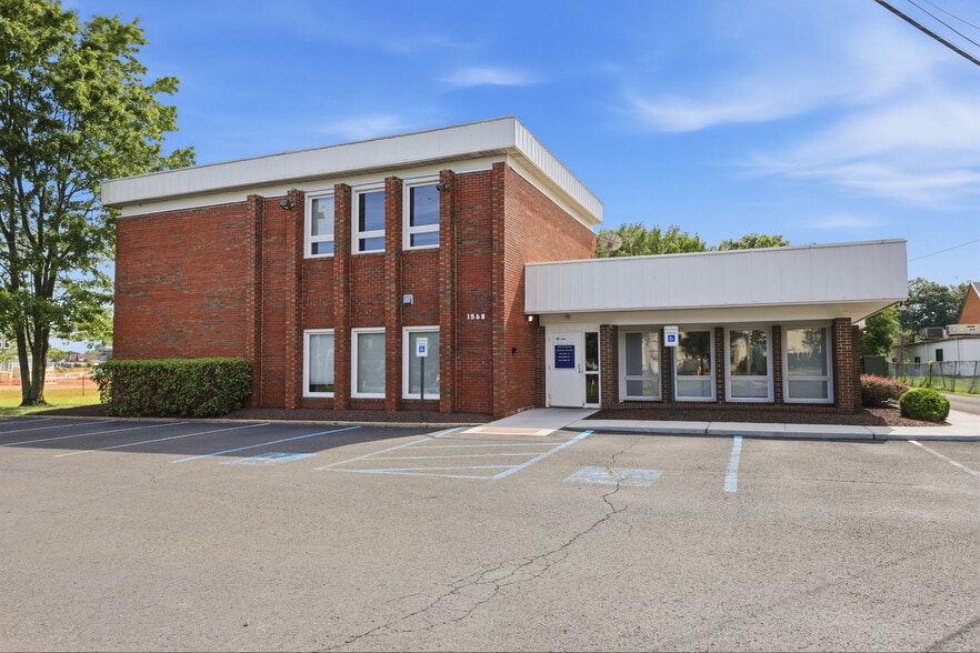 More Photos Of 1568 Woodbourne Rd, Levittown Office For Lease