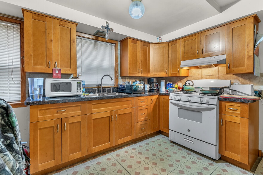 More Photos Of 6048 W 79th St, Burbank Multifamily For Sale